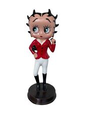 Statua di Betty Boop in resina bianco rosso e nero stile vintage a Cavallerizza