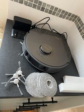 Robot aspirapolvere e scopa