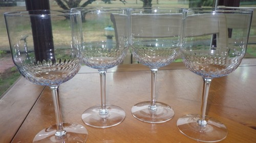 Bicchieri calici acqua blu