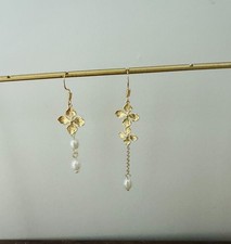 Orecchini asimmetrici floreali