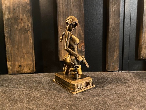 Statua lara croft - lara,