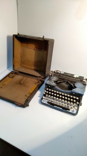 Typewriter royal portable anno - typewriter,