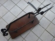 PORTA PROSCIUTTO CON BASE IN LEGNO E MORSA IN FERRO BATTUTO VERNICIATO -