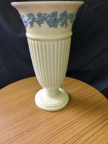 Wedgwood queensware cream - cream, vase