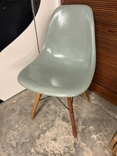 Sedia laterale Eames in fibra
