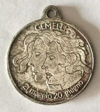 GEMELLI segno zodiacale - Retro: Mughetto. Medaglia metallo -Diam. mm.28.