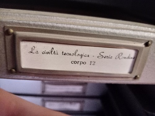 Carattere tipografico la - carattere, "la