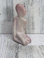 Pietra astratta figura seduta