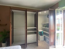 Armadio con cabina interno accessoriato, come nuovo, colore marrone scuro