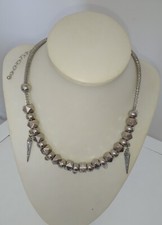 COLLANA GIROCOLLO RIGIDA TONO ARGENTO CON PERLE GEOMETRICHE ASTRATTE E CIONDOLI 