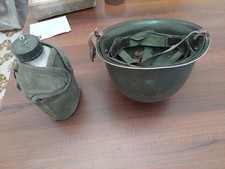 Elmetto e borraccia esercito