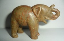 Vecchio elefande che barrisce in pietra dura lavorazione orientale