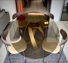 Tavolo di design moderno da