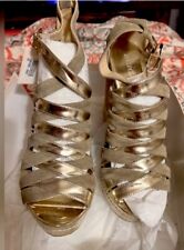 Sandali nuovi con etichette