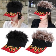 Cappello con visiera e capelli