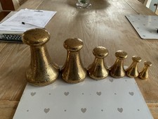 Set completo di pesi vittoriani AVERY in ottone Capstan 7 libbre, 4 libbre, 2 libbre, 1 libbre, 8 once e 4 once