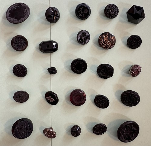 Antico bottone vetro nero