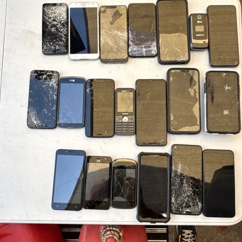 Damaged cell phones lot - damaged,