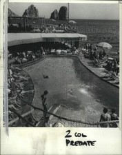 1961 Press Photo Visitors at