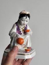 Statuina porcellana russa Dulevo vintage "ragazza uzbeka con teiera" 1960 URSS  