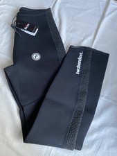 Pantalone muta due piedi nudi