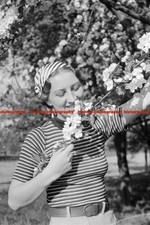 F000727 Young woman in