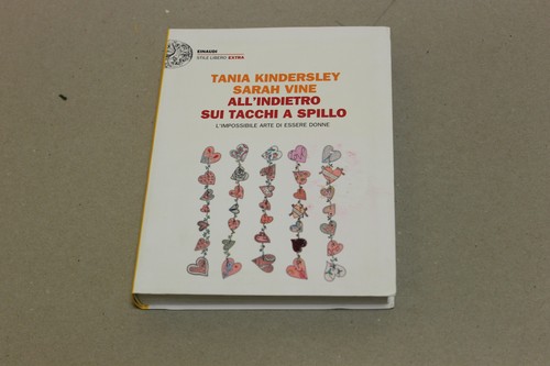 All indietro sui tacchi - all'indietro,