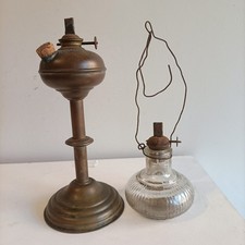 2 LUMI ANTICHI. UNA LAMPADA AD OLIO DI BALENA E UN LUME DA STALLA IN VETRO