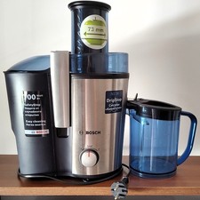 Centrifuga Bosch 700W in acciaio inox con caraffa da 2 litri