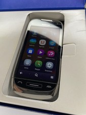 Smartphone Nokia C7 e navigatore da macchina vintage Nokia