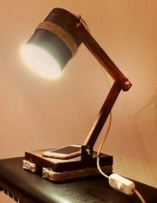 LAMPADA DA SCRIVANIA CON MATERIALE DI RECUPERO