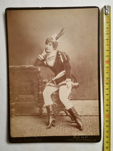 Vecchia foto albumina - vecchia, donna