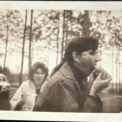 Donna che mangia hot dog - , foto