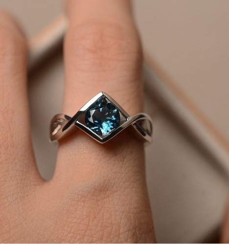 Anello con pietre preziose