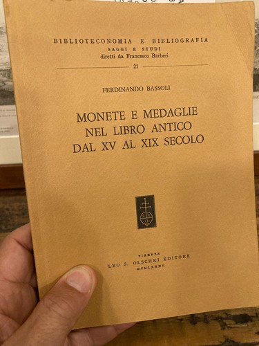 Monete medaglie nel libro - monete,