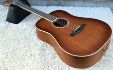 Chitarra acustica con corpo