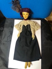 Rara Bambola Antica di cartapesta lucidata e vestito in pizzo e seta.