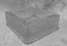 Posacenere Art Decò in vetro smerigliato con crisantemi, c1940