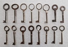 Lotto di 16 vecchie chiavi, dagli anni '30 ai '50