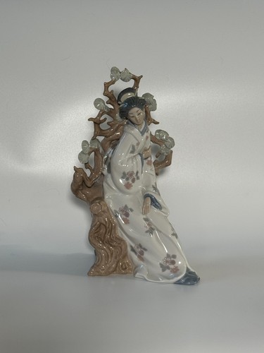 Statuina porcellana geisha