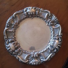 Pregiato ed antico piatto in argento 800 sbalzato a mano