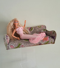 1987 Barbie Perfume Pretty Mattel con raro divano d'epoca artigianale