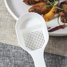 Cucchiaio setaccio farina KM con design a rete fine e comodo manico per cottura