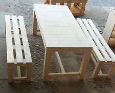 Tavolo con panche in legno