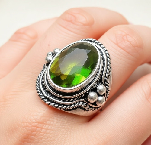 Anello con pietre preziose