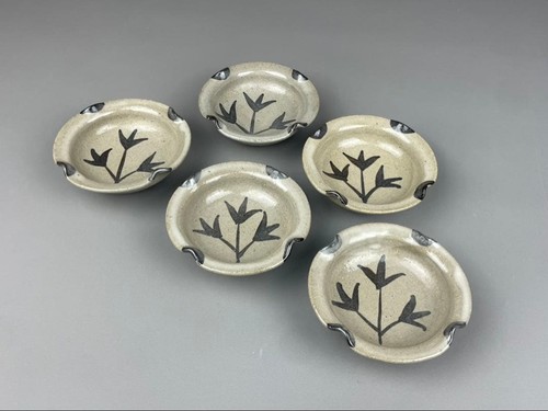 Plate with illustrated karatsu - with,