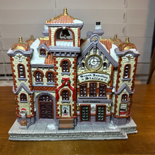 Lemax caddington village - lemax,