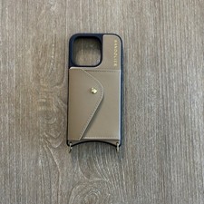 Custodia telefono iPhone 15 Pro nuova senza etichette Bandolier Lily pelle marrone e oro NO CINTURINO