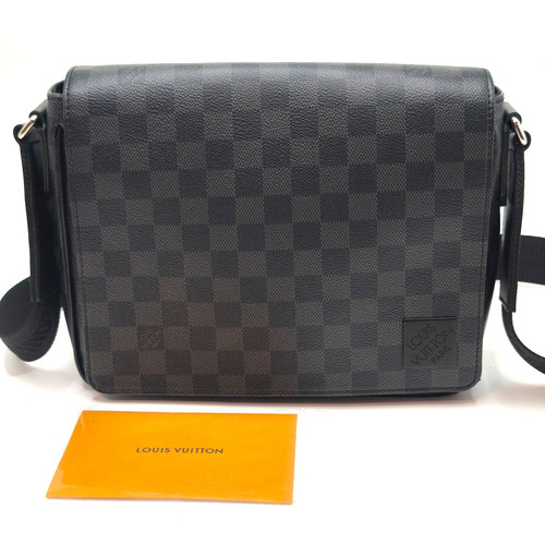 Louis vuitton district - louis, pm