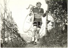 1956 GENOVA - CICLOCROSS Vincitore Americo SEVERINI con bici in spalla (1) *Foto